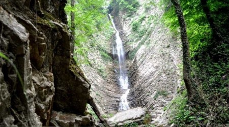 Harmankaya Şelalesi hayran bırakıyor