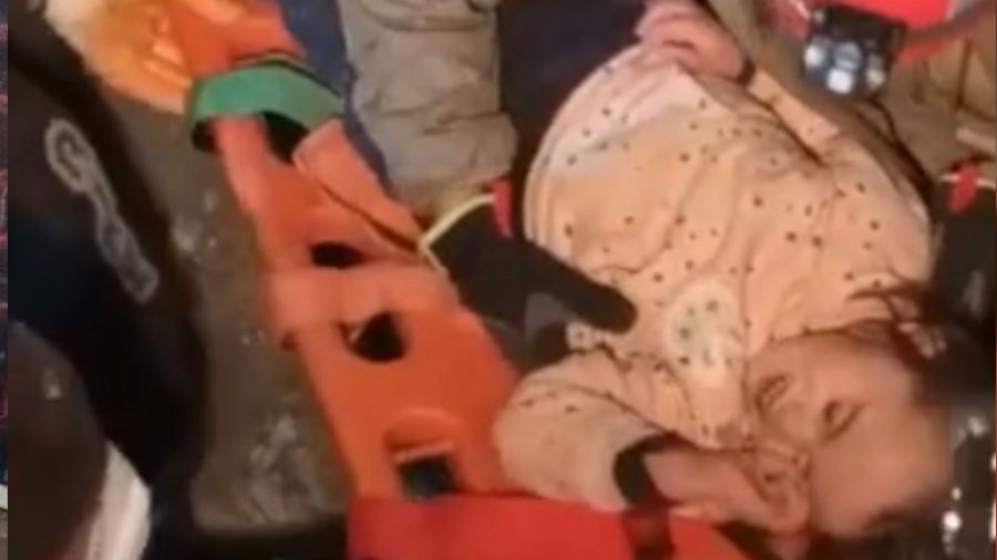 Hatay'da 141. saatte anne ve 5 ya��ndaki k�z� enkazdan ��kart�ld�