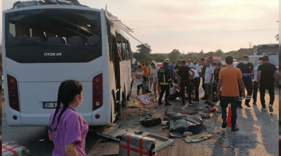 Havaalanına giden otobüs takla attı: 3 ölü 5 yaralı