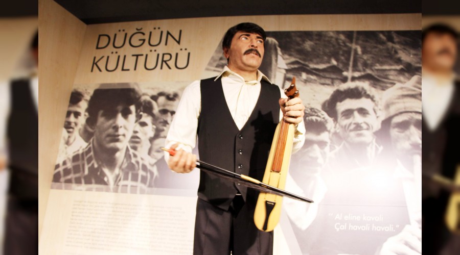 Hem kemençe çalıyor hem söylüyor