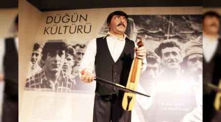 Hem kemençe çalıyor hem söylüyor