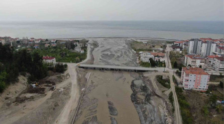 Heyelanlı bölgede 16 bina yıkılıyor