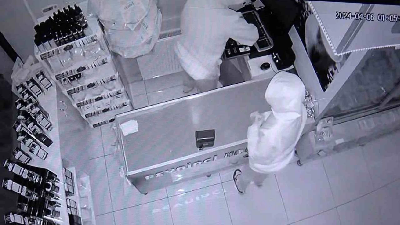 Hırsızlar dükkana zarar vermesin diye kasaya harçlık bırakmaya başladı
