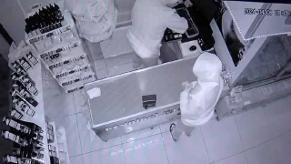 Hırsızlar dükkana zarar vermesin diye kasaya harçlık bırakmaya başladı