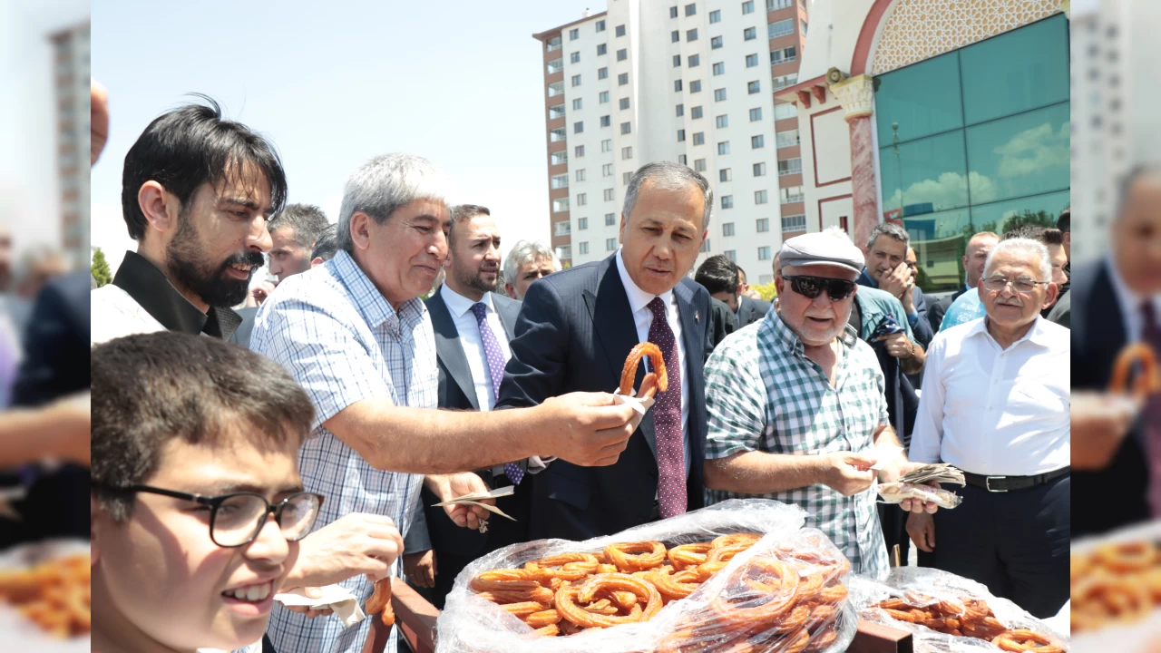 İçişleri Bakanı Yerlikaya, Kayseri'de esnaf ziyareti yaptı