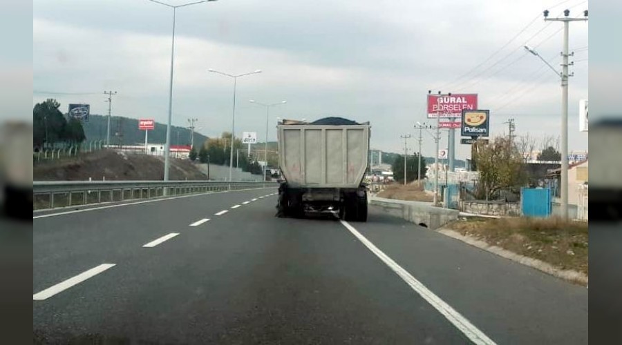 �ki tekeri patlayan kamyon faciaya neden oluyordu   