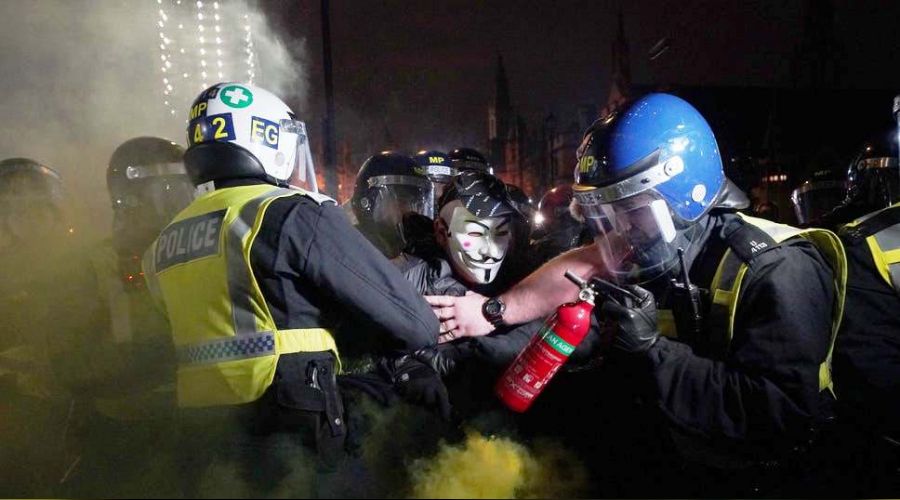 ngiltere'de "V for Vendetta" maskeli protestocular polisle att