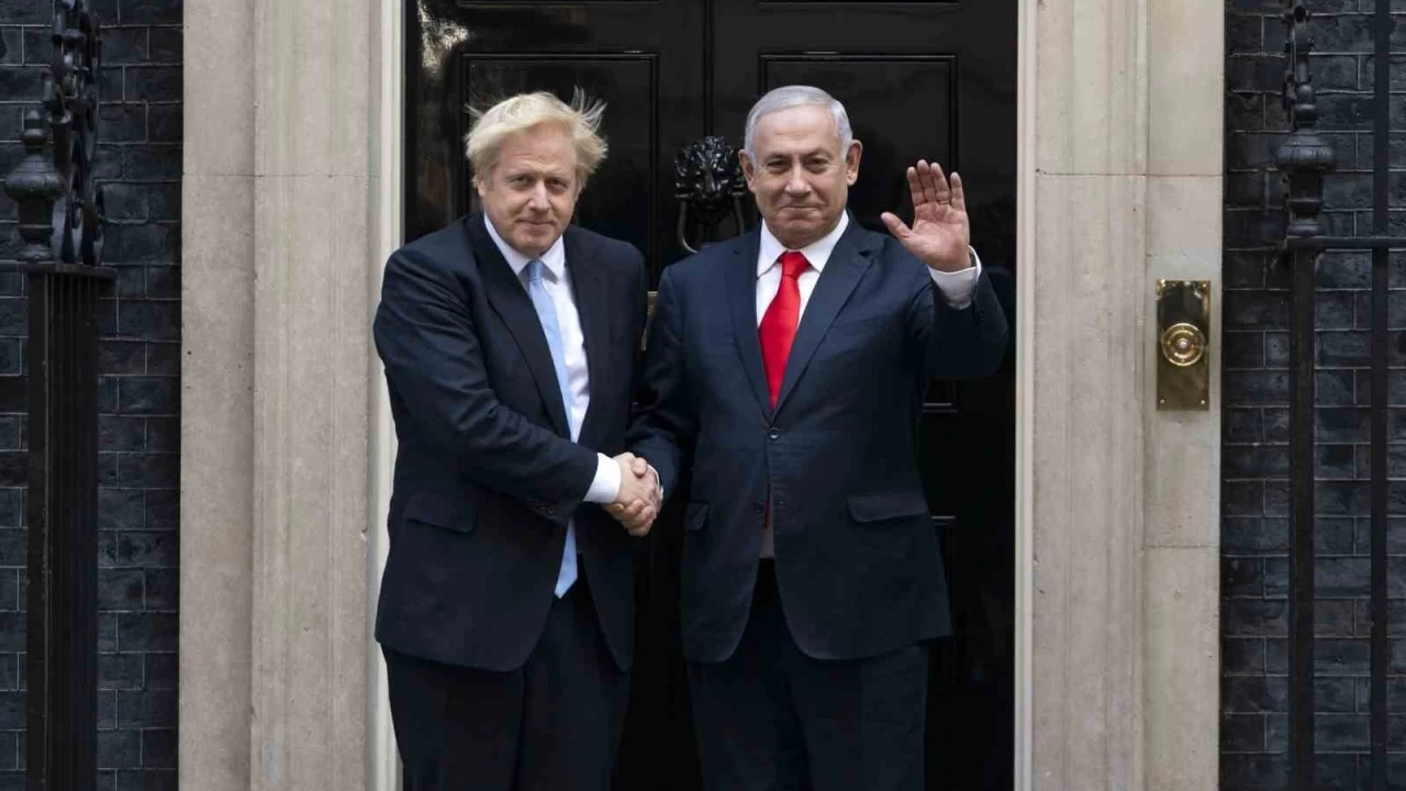 İngiltere'nin eski Başbakanı Johnson'un şahsi banyosuna dinleme cihaz koymuş