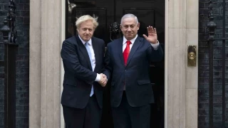 İngiltere'nin eski Başbakanı Johnson'un şahsi banyosuna dinleme cihaz koymuş