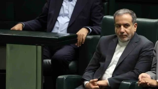 �ran medyas�: "Peze�kiyan, ABD ile m�zakerelerdeki g�r�� ayr�l�klar� nedeniyle Arak�i'yi g�revden almay� d���n�yor"