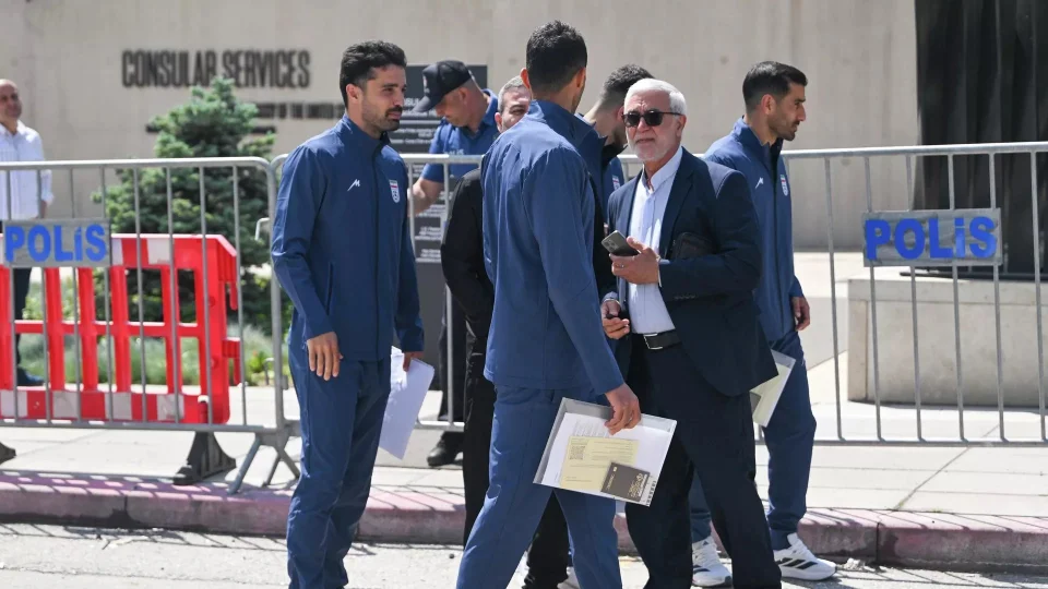�ranl� milliler vize i�in Ankara'daki ABD B�y�kel�ili�i'ne geldi