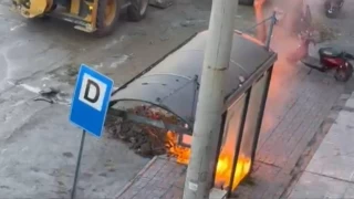 İş makinesi elektrik tellerine zarar verince yangın çıktı