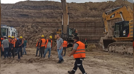 İş makinesinin üzerine toprak kaydı: 1 yaralı