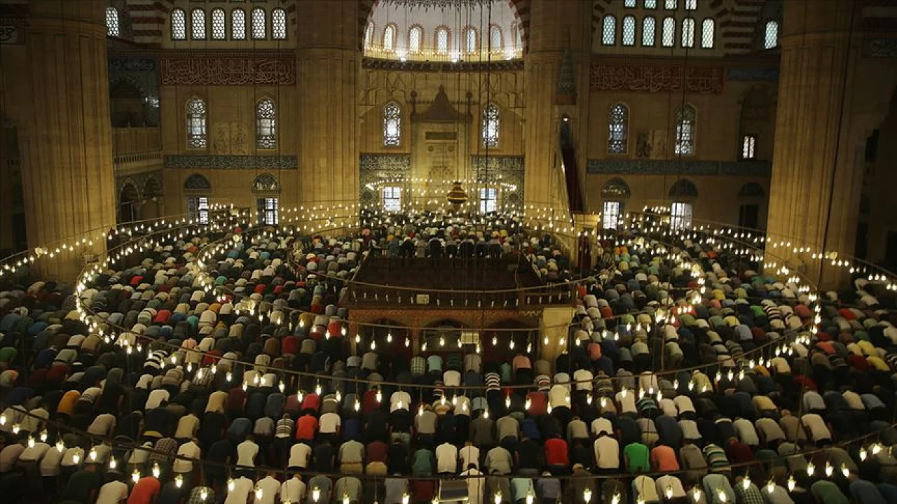 İslam dünyası bayramda iki parça