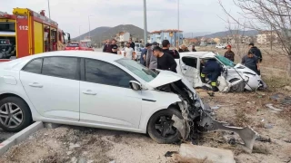 Isparta'da iki otomobilin kafa kafaya çarpıştı