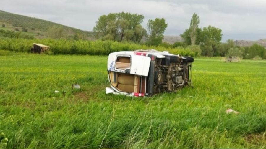 Isparta'da minibüs devrildi: 1 ölü, 5 yaralı