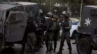 İsrail askerleri Batı Şeria'da en az 20 Filistinliyi gözaltına aldı