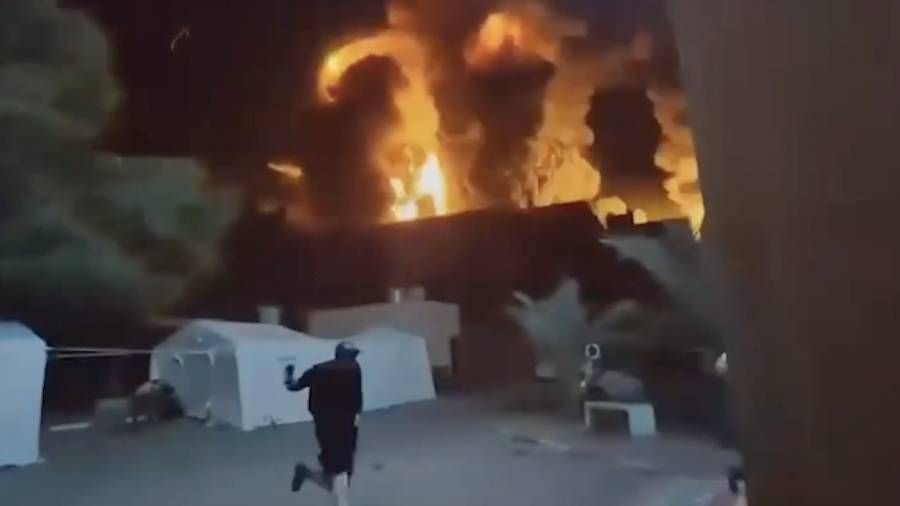 �srail Gazze'deki El-Avde ile Endonezya Hastanesi'nin �evresini bombalad�