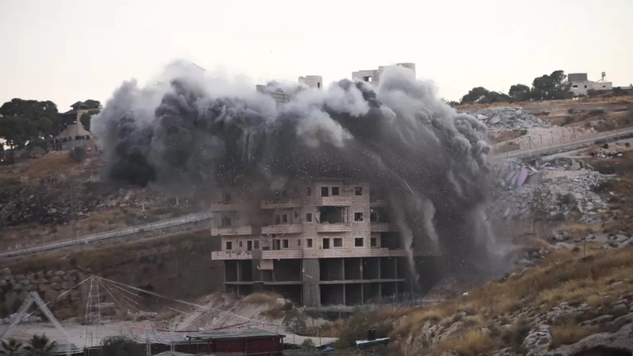 İsrail güçleri, Batı Şeria'da Filistinlilere ait 3 yapıyı yıktı