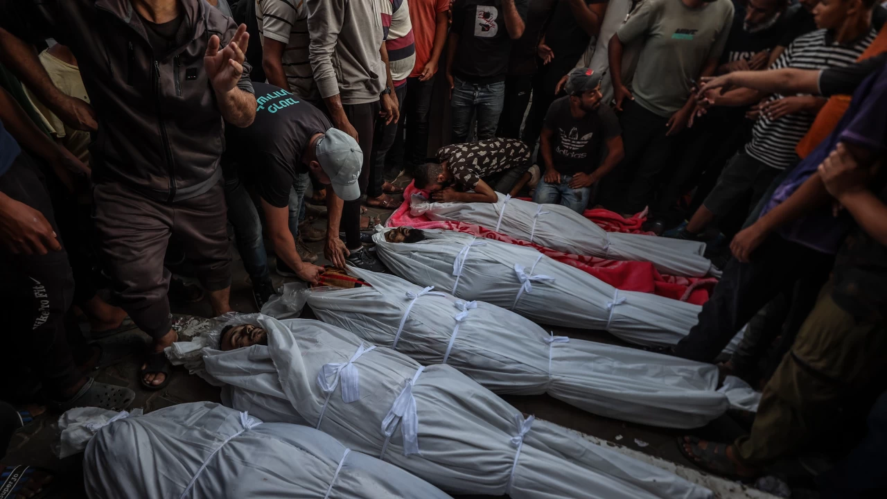 İsrail'in Gazze'de bir okul ve camiye düzenlediği bombardımanda 24 Filistinli öldü