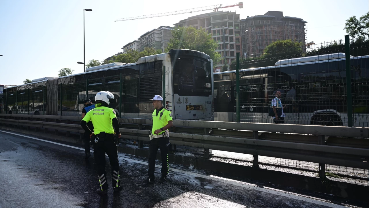 İstanbul'da metrobüste çıkan yangın söndürüldü