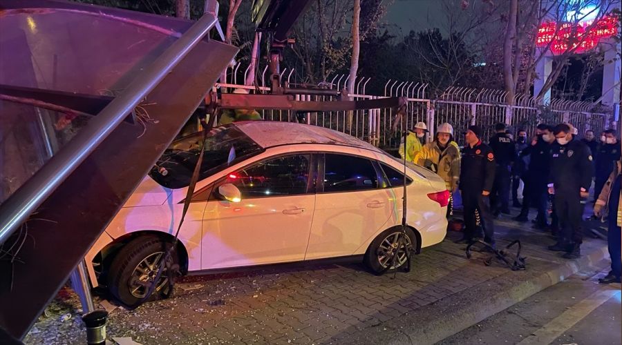 İstanbul'da otomobil otobüs durağına çarptı