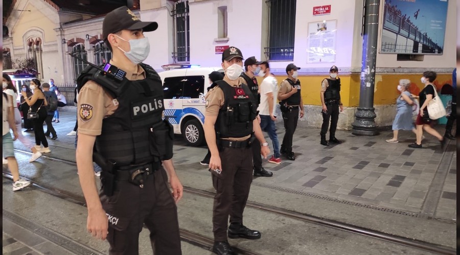 stiklal Caddesi'nde korona denetimi