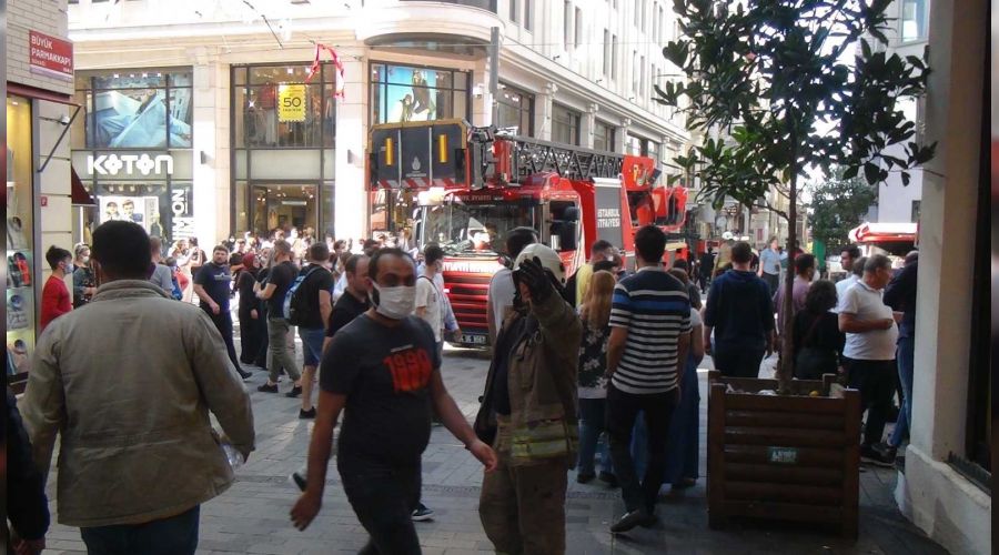 İstiklal Caddesi'nde yangın paniği
