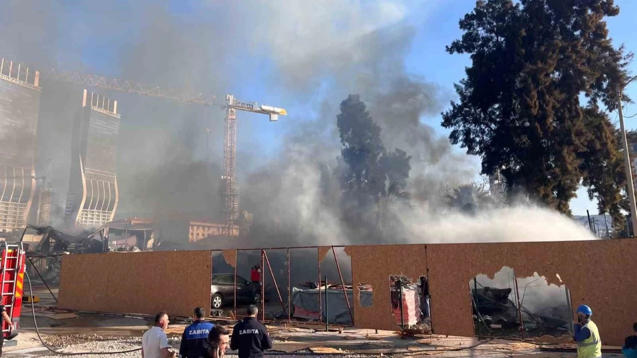 zmir'de gkyzn siyah dumanlar kaplad