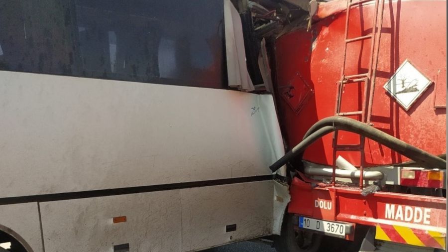 �zmir'de maden i��ilerini ta��yan servis kaza yapt�: 16 yaral�