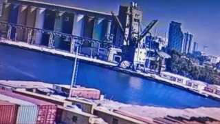 İzmir'de manevra yaptığı sırada denize düştü: 1 ölü