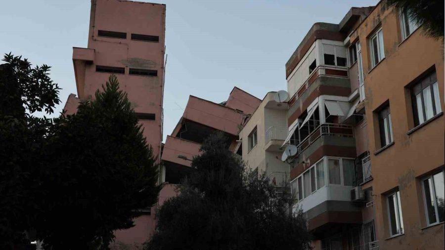 İzmir'de yıkımı yapılan lise yan yattı, 3 apartman boşaltıldı