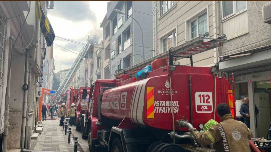 Kad�k�y'de kentsel d�n���me giren binada korkutan yang�n
