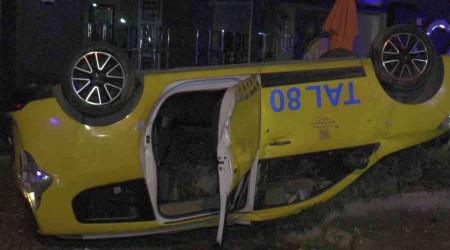 Kadıköy'de ticari taksi takla attı