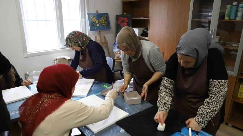 Kad�nlar at�lyede hem �retiyor hem dayan��may� b�y�t�yor