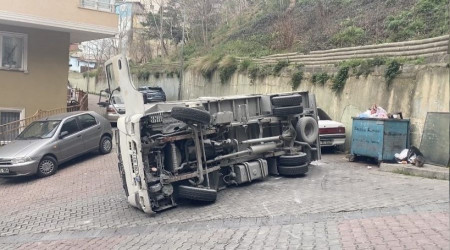 Kathane'de kamyonet devrildi