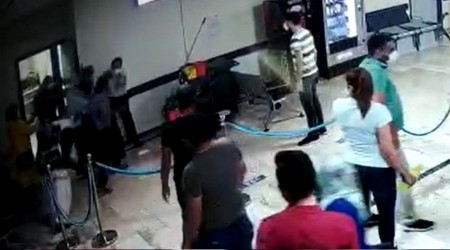 Kahraman sağlıkçıyı öldüresiye dövdüler
