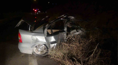 Kahramanmaraş'ta direğe çarpan otomobil ortadan ikiye ayrıldı