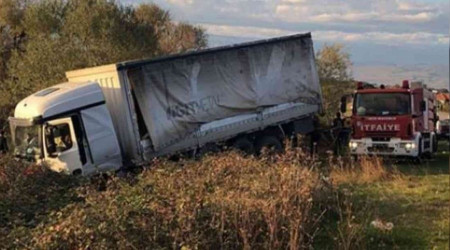 Kamyon ile otomobil çarpıştı: 2 ölü, 3 yaralı