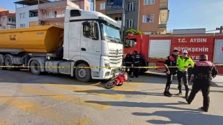 Kamyonun altında kalan motosiklet sürücüsü hayatını kaybetti