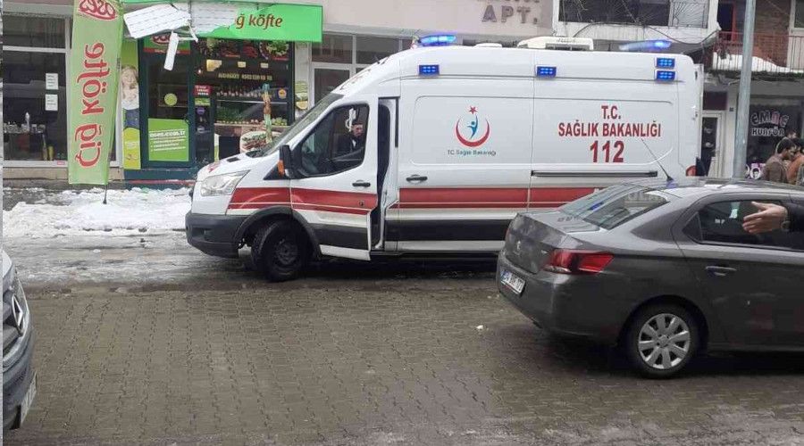 Kar k�tleleri �ocuklar�n �zerine d��t�