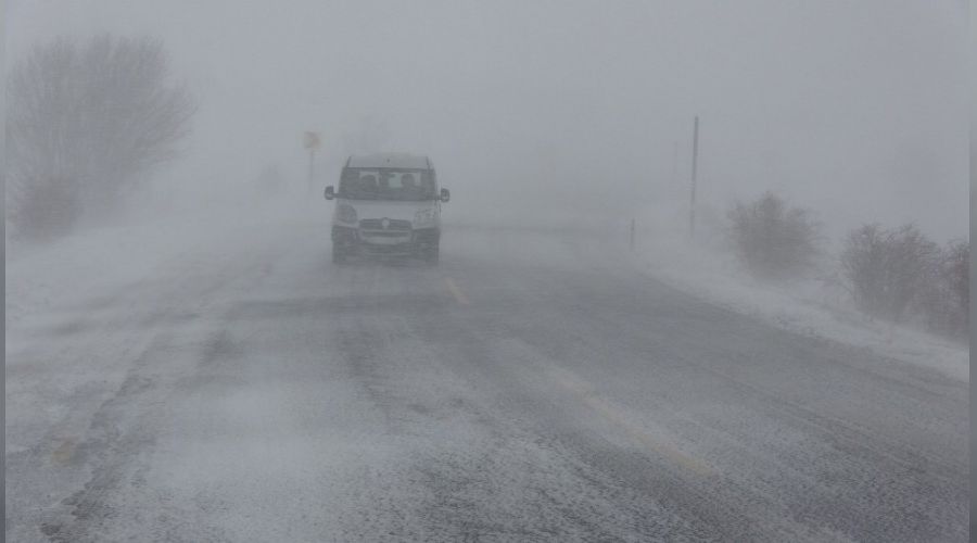 Kar ve tipi ulaşımı aksatıyor