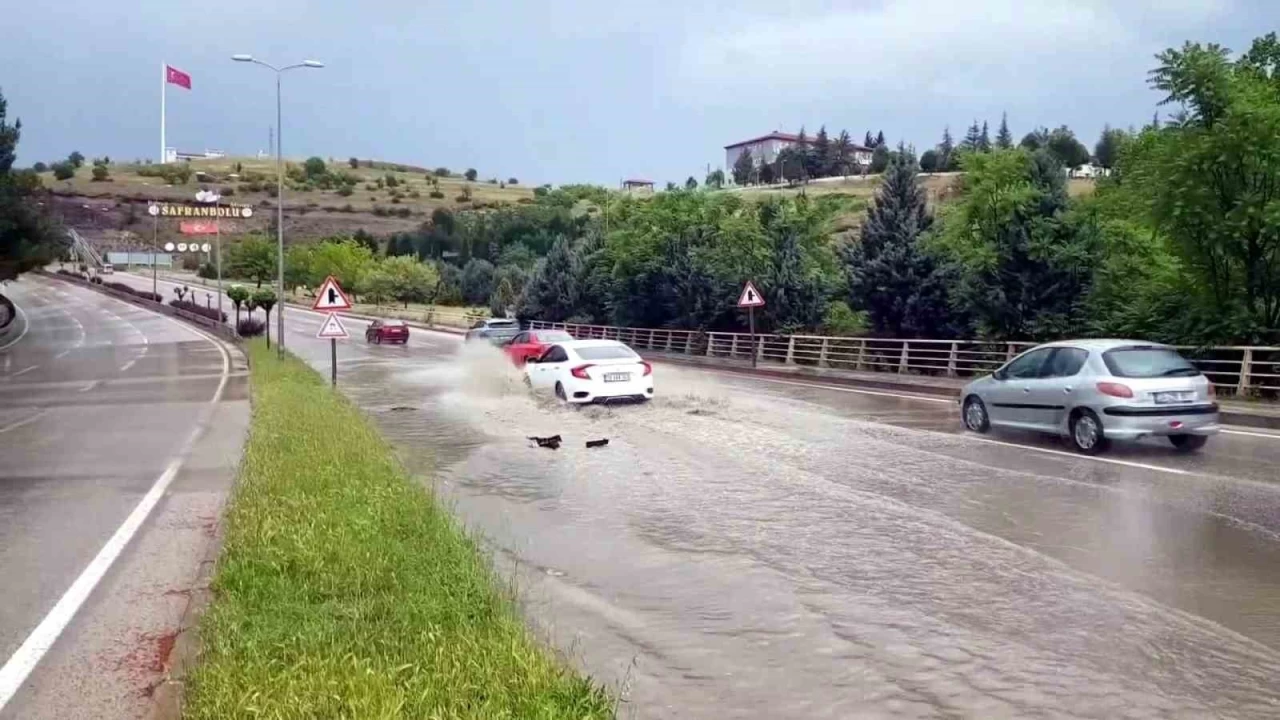 Karabk'te frtna ve yamur etkili oldu, yollar gle dnd