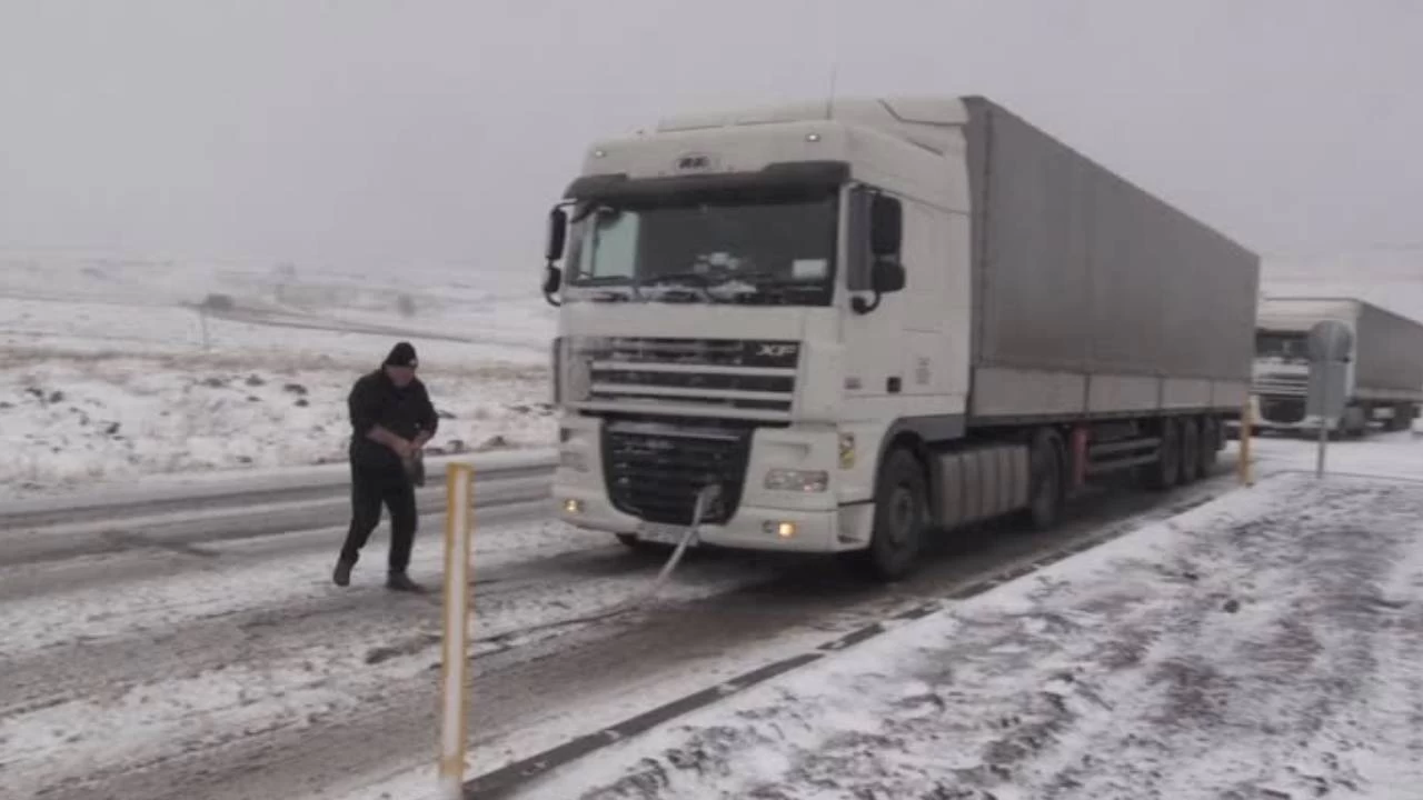 Kars-Ardahan kara yolunda �ok say�da t�r mahsur kald�