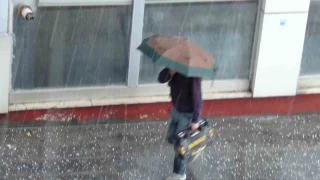 Kars'ı dolu vurdu, cadde ve sokaklar göle döndü