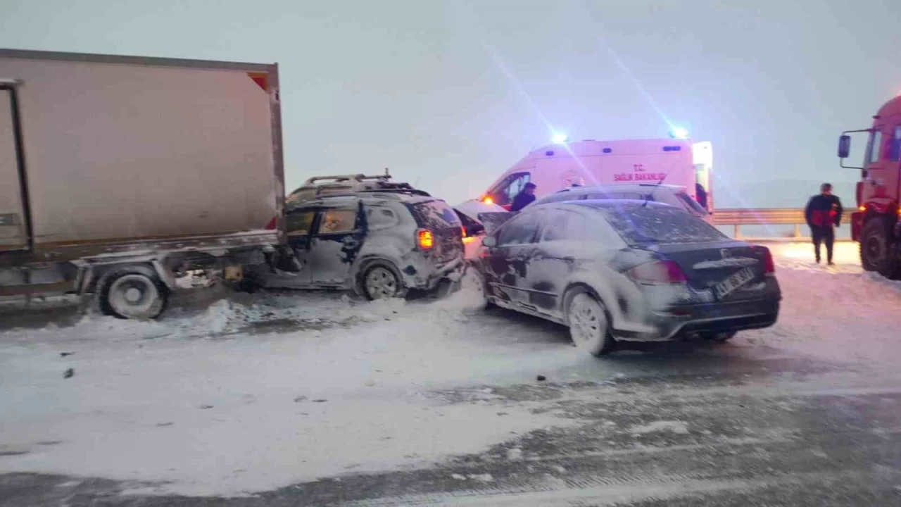 Kars'ta 7 araçlı zincirleme kaza: 5 yaralı