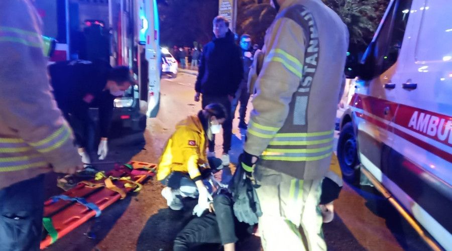 Kartal'da otomobil ile motosiklet çarpıştı, ortalık savaş alanına döndü