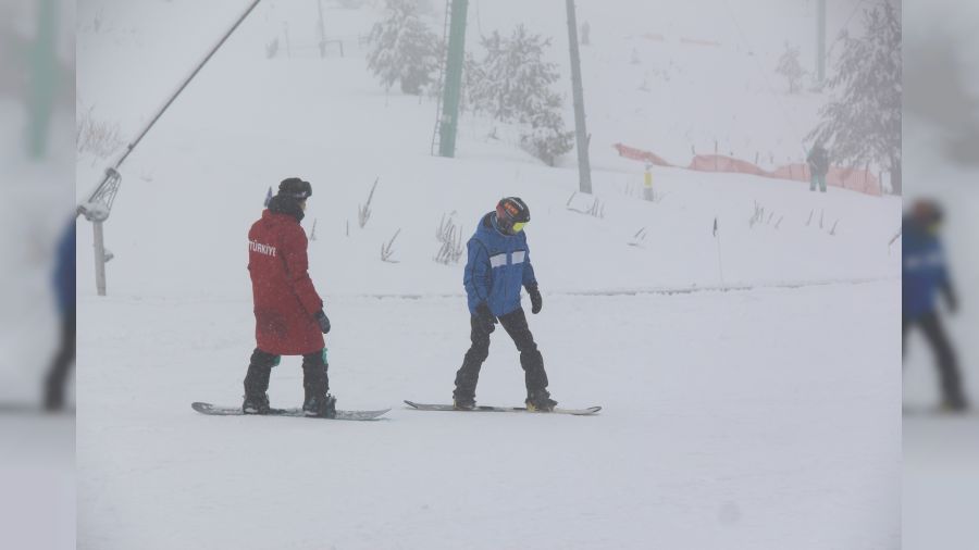 Kartalkaya'da tatilciler kar yağışı eşliğinde kayak yaptı