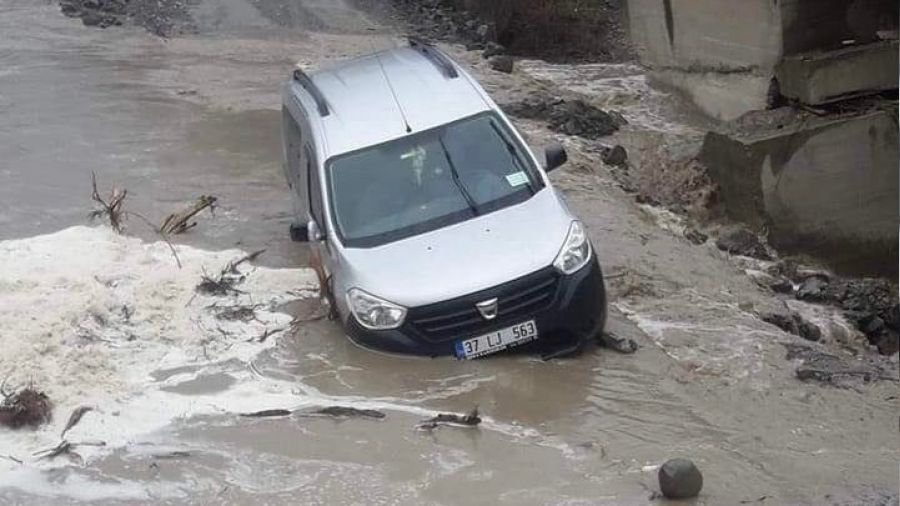 Kastamonu'da 14 köyü birbirine bağlayan köprü selde yıkıldı