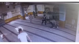 Kayseri'de camide namaz klan adamn boazn kesti